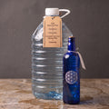 Combo bidón de agua de mar de 10 litros y botella de vidrio azul Flor de la Vida