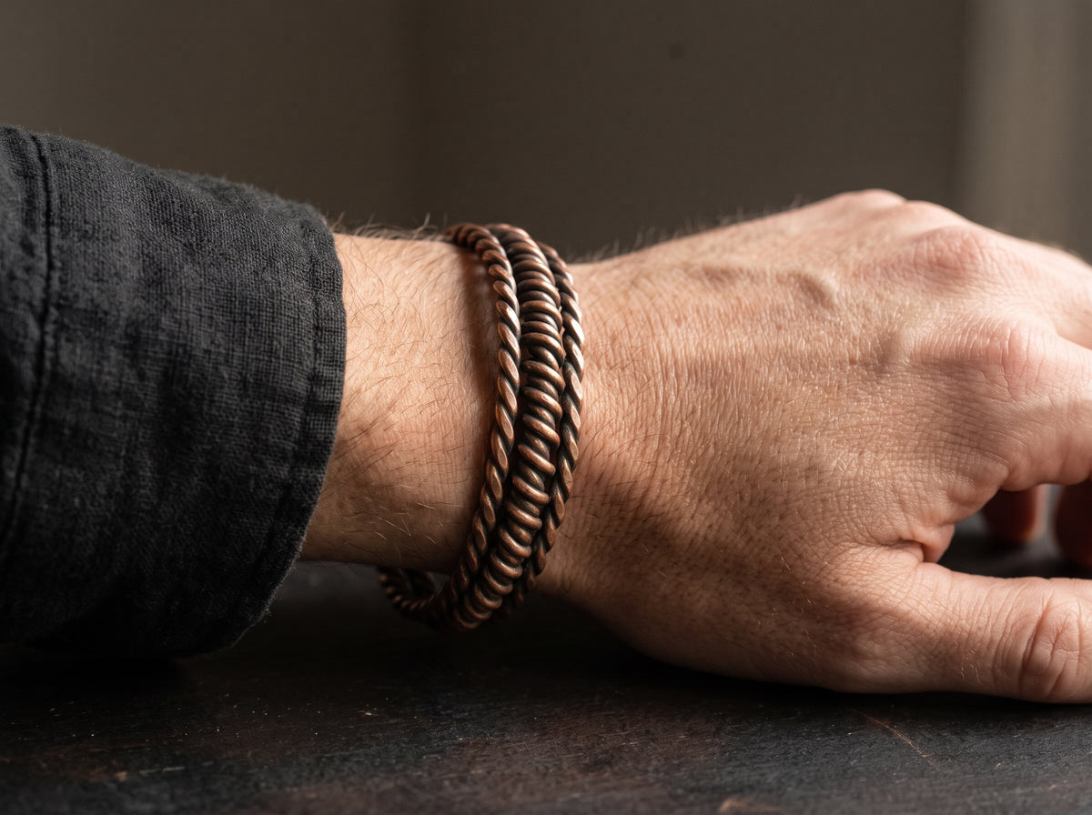 Brazalete Totémico puesto en la muñeca