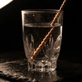 Varita energizadora de cobre en vaso de agua