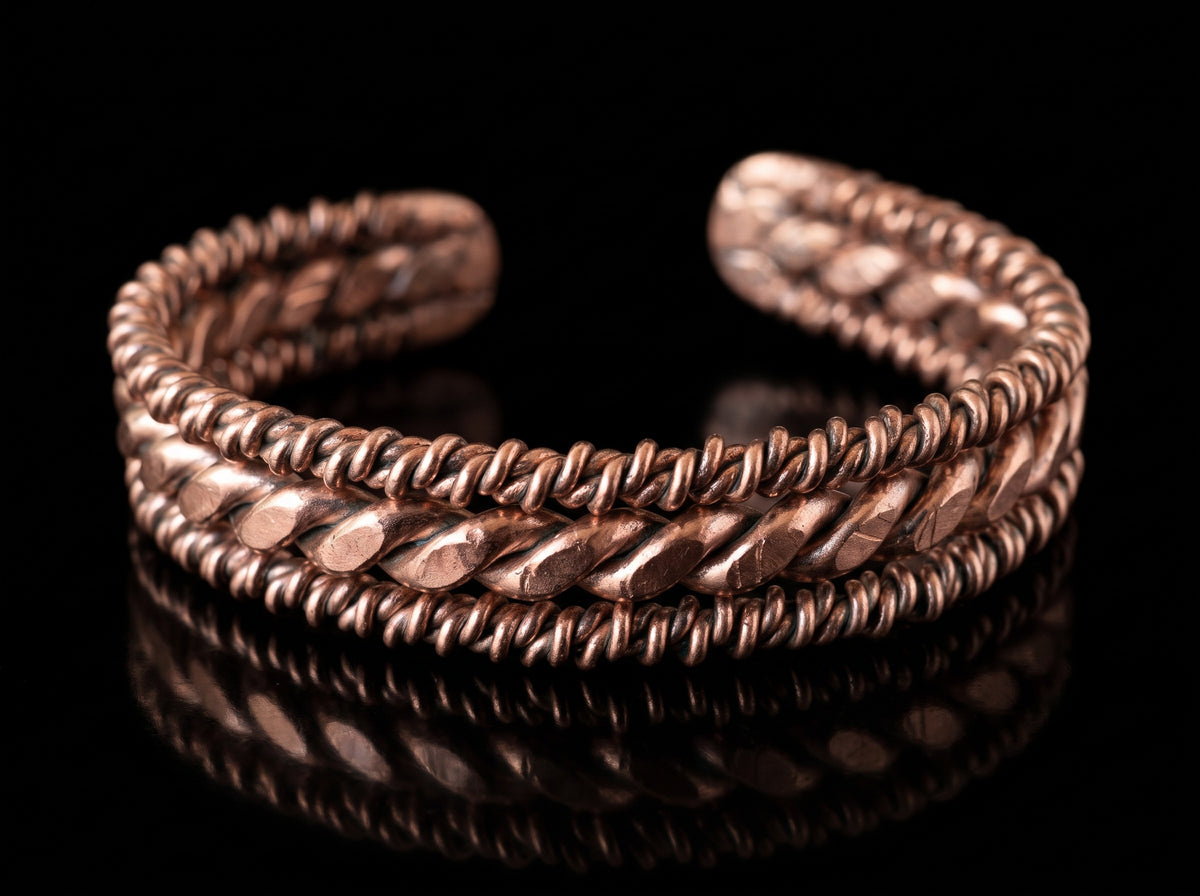 Brazalete de cobre Escudo de Venus, tres bandas con centro martillado