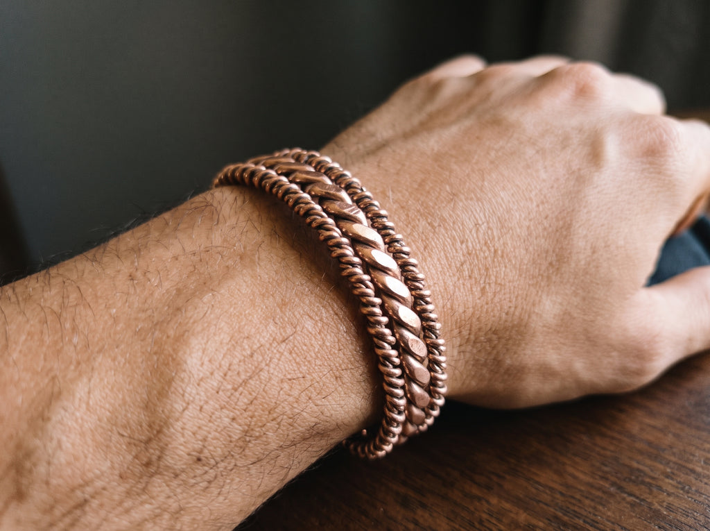 Brazalete de cobre Escudo de Venus puesto en la muñeca
