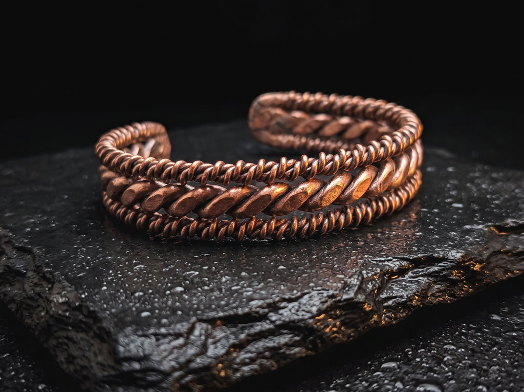 Brazalete Escudo de Venus sobre piedra oscura